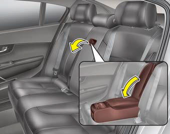 To use the armrest, pull it forward from the seatback.