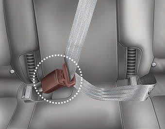 When using the rear center seat belt, the buckle with the CENTER mark must