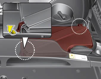 1.Loosen the air cleaner cover attaching clips and open the cover.