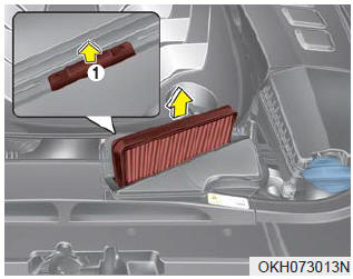 2.Replace the air cleaner filter after pulling up the locking tab (1).